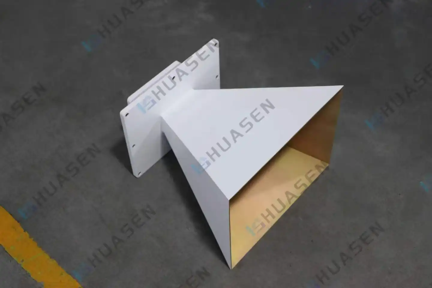 Pyramidal Waveguide Horn Antenna-s